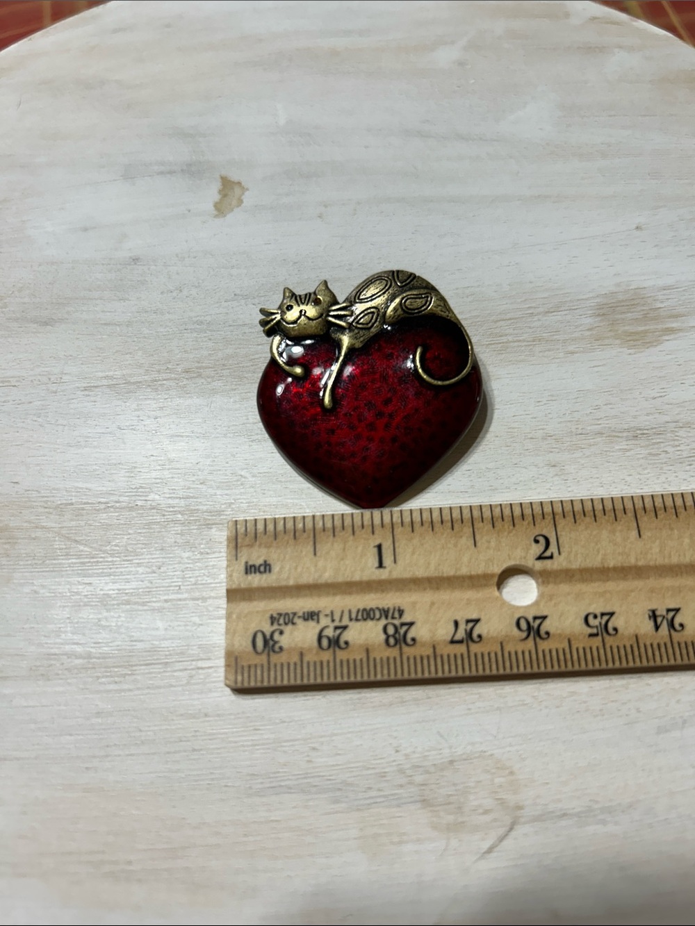 Vintage-Style Bronze Tone Cat Resting On a Red Enamel Heart Brooch Pin - Picture 6 of 6